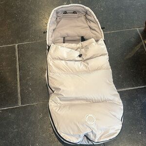 Bugaboo high performance footmuff with winter attachment. Never used.
Artic grey
